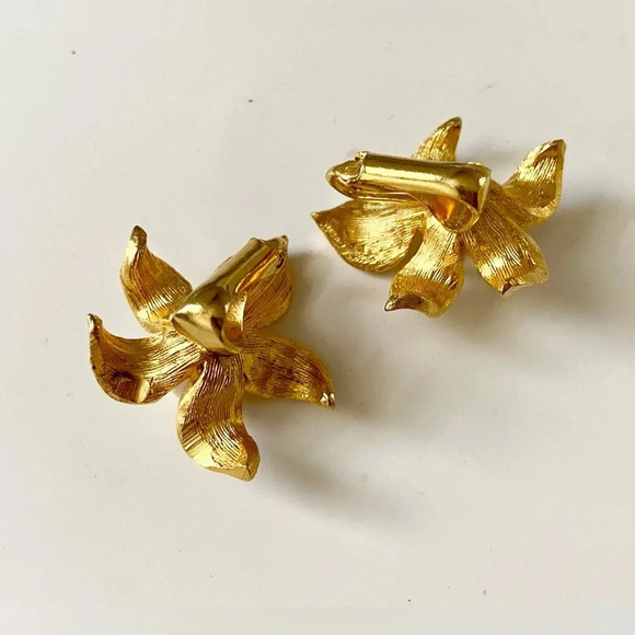 SOLD!! Vintage Designer Quality Golden Faux Pearl Clip on Flower Earrings. - Picture 5 of 5